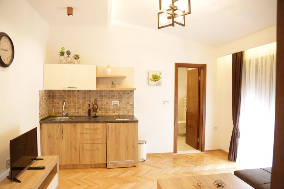 Fridge, stovetop, coffee/tea maker, electric kettle