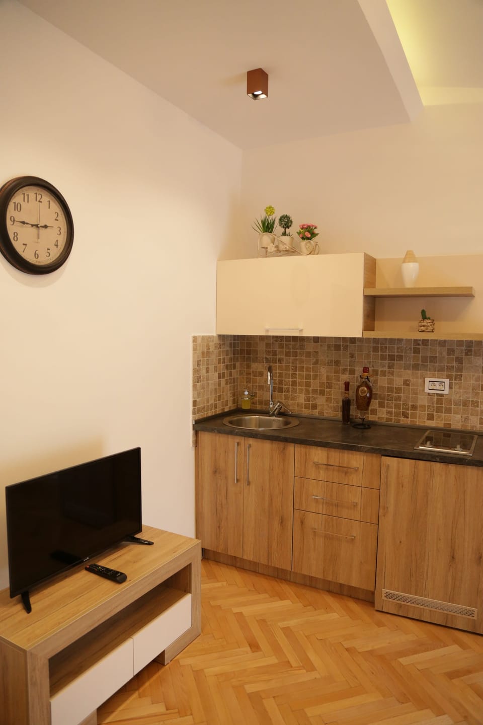 Deluxe Apartment | Private kitchen | Fridge, stovetop, coffee/tea maker, electric kettle