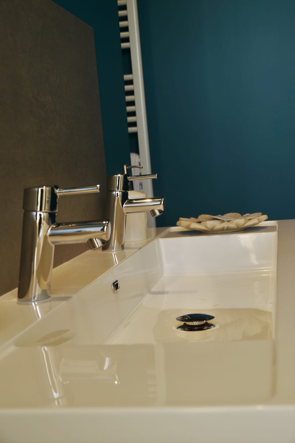 Family Room (Vegetale) | Bathroom | Shower, rainfall showerhead, free toiletries, hair dryer