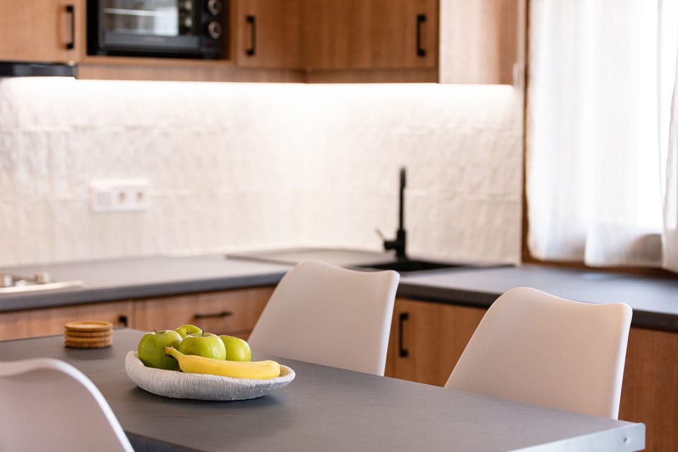 Comfort Suite | Private kitchen | Full-size fridge, oven, stovetop, coffee/tea maker