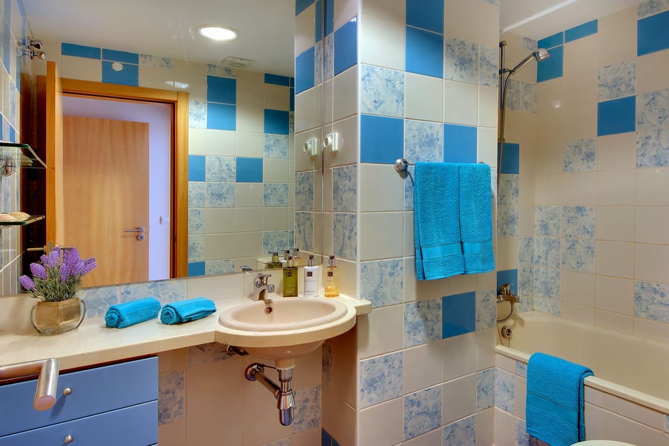 Apartment, 1 Bedroom, Balcony, Marina View | Bathroom | Bathtub, free toiletries, hair dryer, bidet