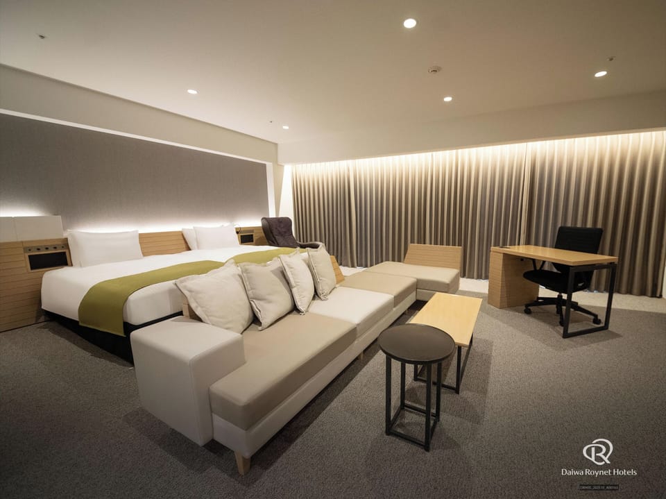 Junior Suite, TRAIN VIEW, Non Smoking | In-room safe, desk, blackout drapes, soundproofing