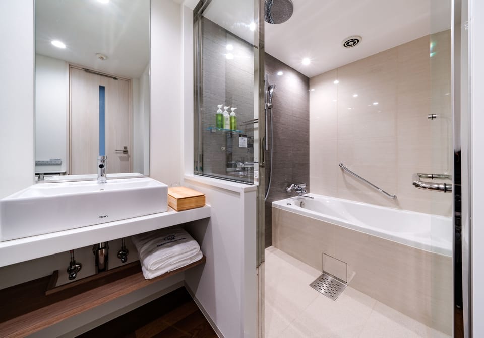 Combined shower/tub, deep soaking tub, free toiletries, hair dryer