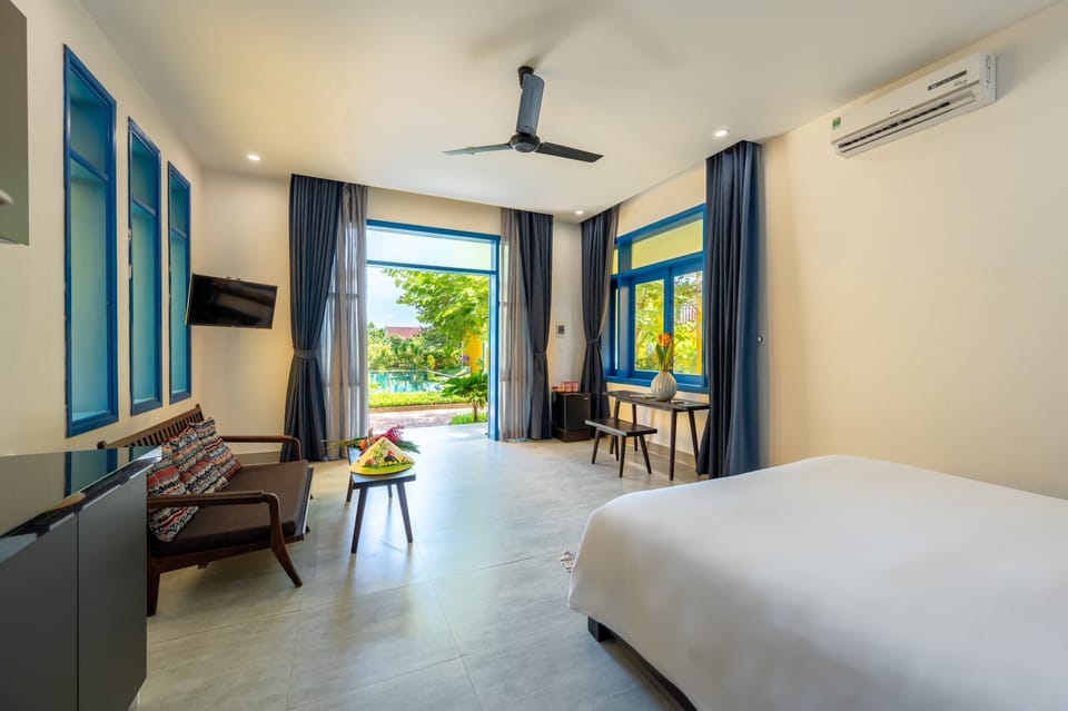 Deluxe Studio Suite | In-room safe, desk, soundproofing, iron/ironing board