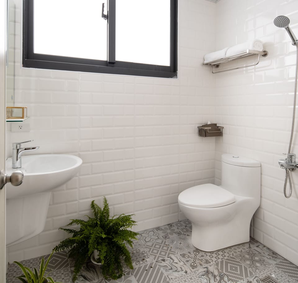 Comfort Quadruple Room | Bathroom | Shower, free toiletries, hair dryer, slippers