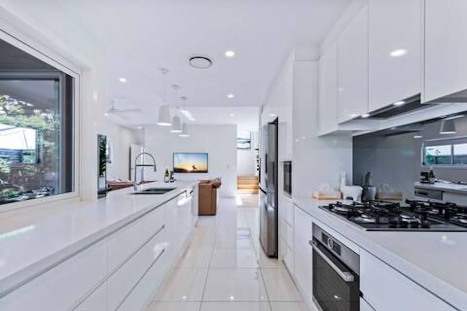 Gourmet kitchen with Bosch appliances, gas cooking and filtered water.