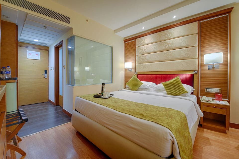Deluxe Double Room, 1 King Bed, City View | Premium bedding, down comforters, memory foam beds, in-room safe
