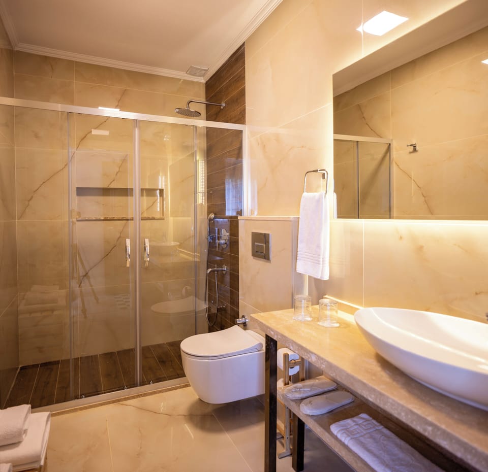 Family Room | Bathroom | Free toiletries, hair dryer, slippers, towels