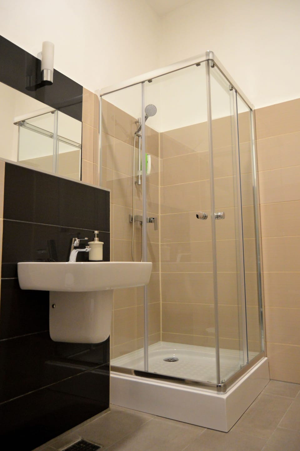 Apartment, 1 Queen Bed (White&Blue) | Bathroom shower