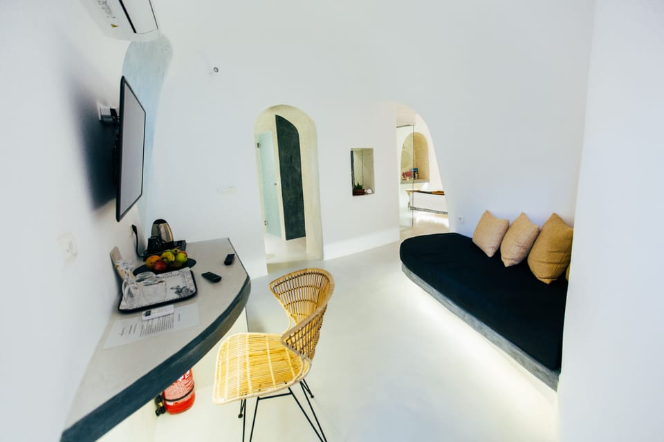 Exclusive Cave Suite Sea View Hot Tub | Minibar, in-room safe, desk, laptop workspace