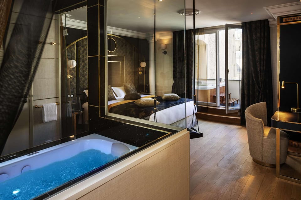Premium bedding, in-room safe, blackout drapes, soundproofing