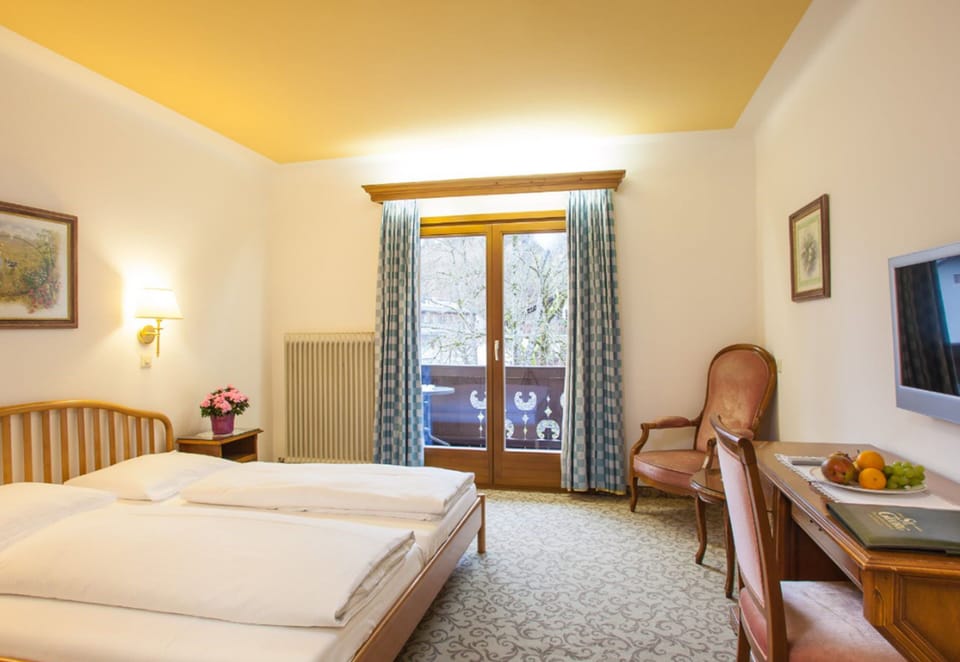 Double Room, Balcony | Minibar, iron/ironing board, free WiFi, bed sheets