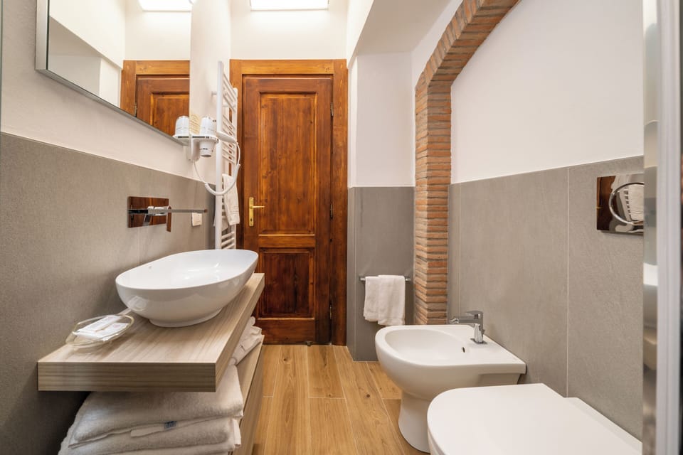 Standard Room, Non Smoking, Balcony | Bathroom | Shower, free toiletries, hair dryer, towels