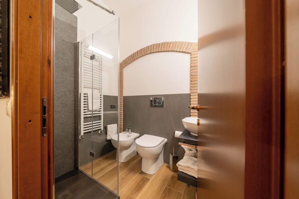 Standard Triple Room, 1 Bedroom, Non Smoking | Bathroom | Shower, free toiletries, hair dryer, towels