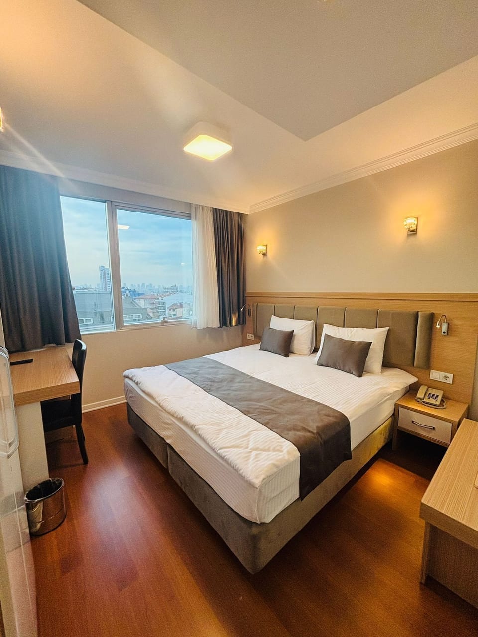 Standard Room, 1 Double Bed | Minibar, in-room safe, desk, free WiFi