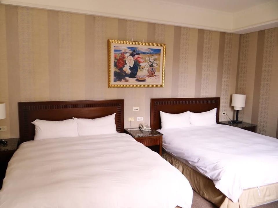 Business Quadruple Room | Desk, blackout drapes, soundproofing, free WiFi