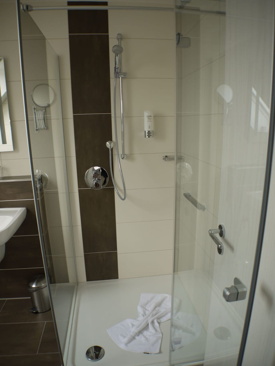Superior Double Room | Bathroom | Shower, free toiletries, hair dryer, towels