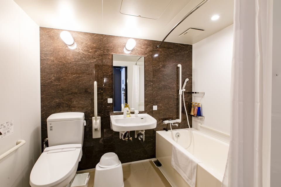 Universal Twin Room | Bathroom | Combined shower/tub, free toiletries, hair dryer, slippers