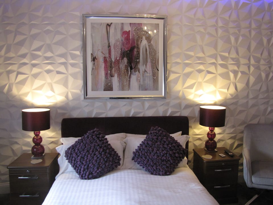 Luxury Double Room, 1 Queen Bed, Garden View | Individually decorated, individually furnished, desk, blackout drapes