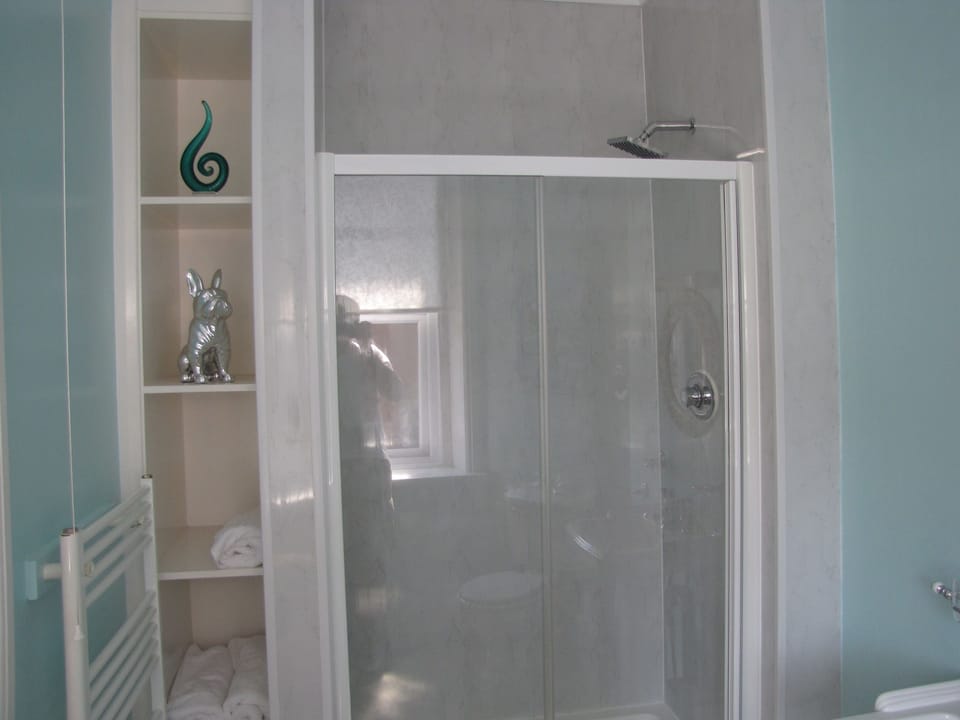 Luxury Double Room, 1 Queen Bed, Garden View | Bathroom | Shower, free toiletries, hair dryer, towels
