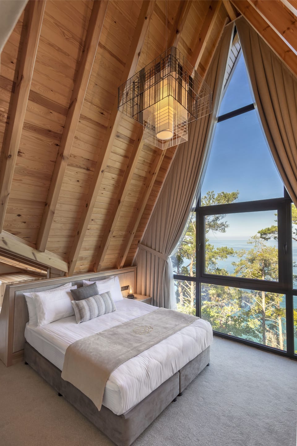 Deluxe Suite, Multiple Beds, Non Smoking, Sea View | Premium bedding, minibar, in-room safe, laptop workspace