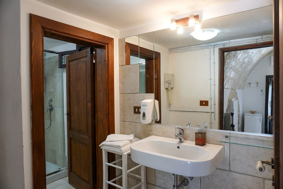 Deluxe Room | Bathroom