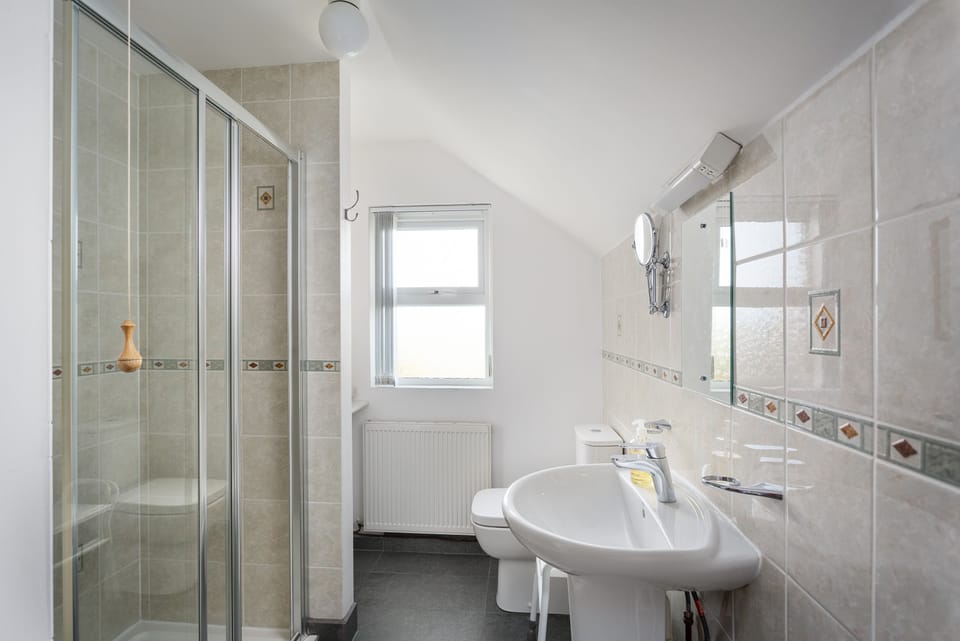 Family Room | Bathroom | Hair dryer, towels, soap, shampoo