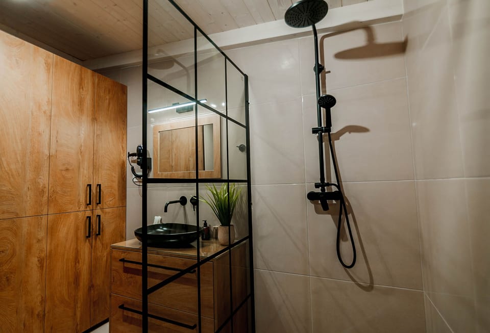 Comfort Villa, 2 Bedrooms | Bathroom | Free toiletries, hair dryer, slippers, towels