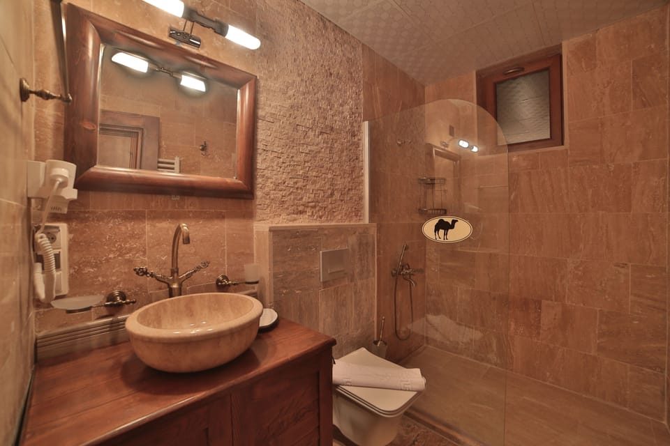 Standard Triple Room, Valley View | Bathroom | Designer toiletries, hair dryer, slippers, bidet