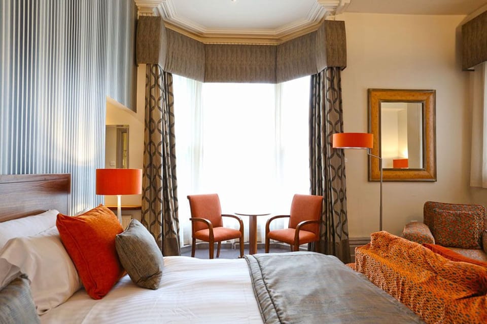 Junior Suite | Hypo-allergenic bedding, in-room safe, individually decorated