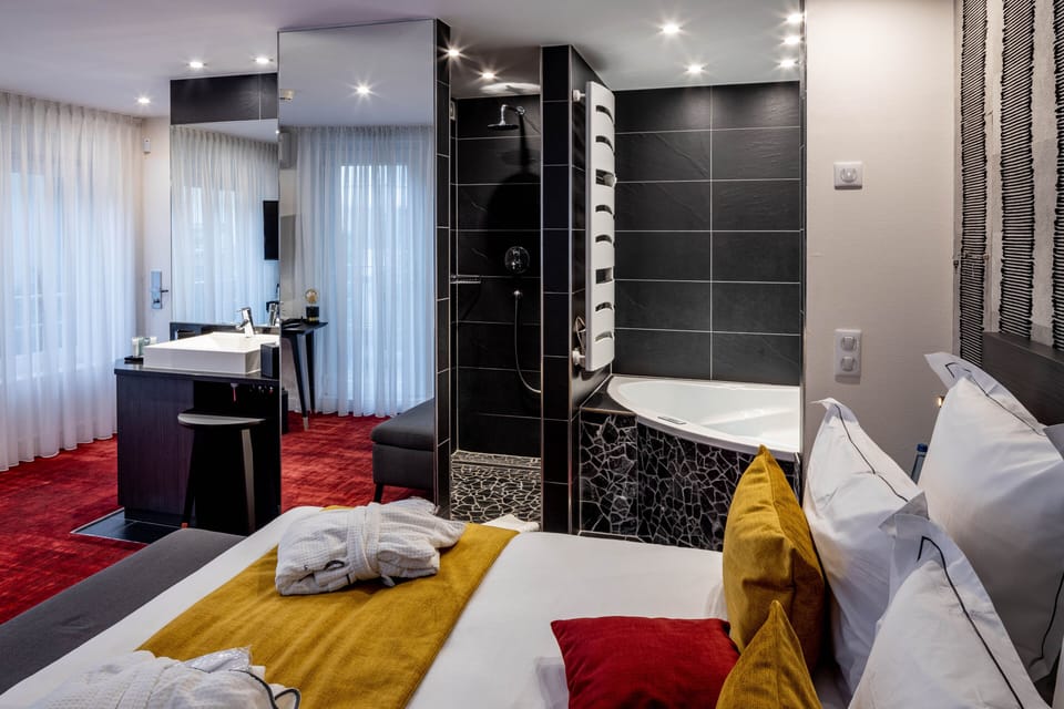 Deluxe Double Room (Bain Spa) | Premium bedding, pillowtop beds, minibar, in-room safe