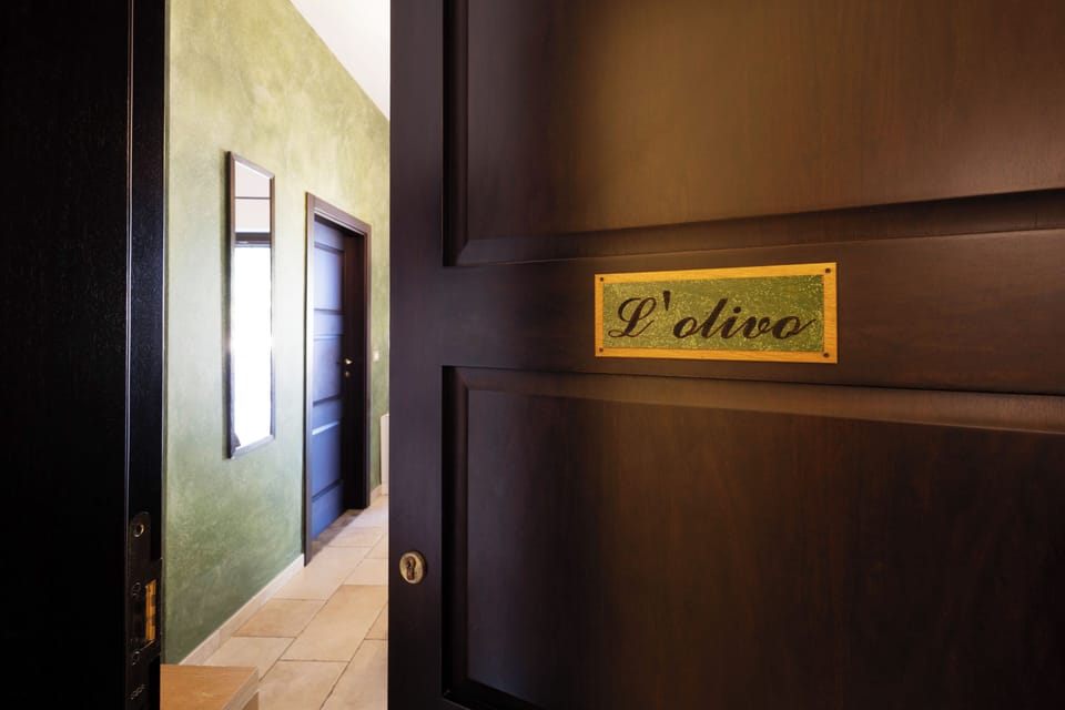 Double Room, 1 Queen Bed, Private Bathroom, Garden View | Minibar, desk, blackout drapes, WiFi (free)