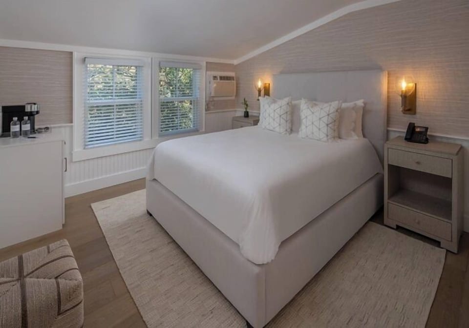 Standard Room, 1 Queen Bed | Iron/ironing board, free WiFi, bed sheets