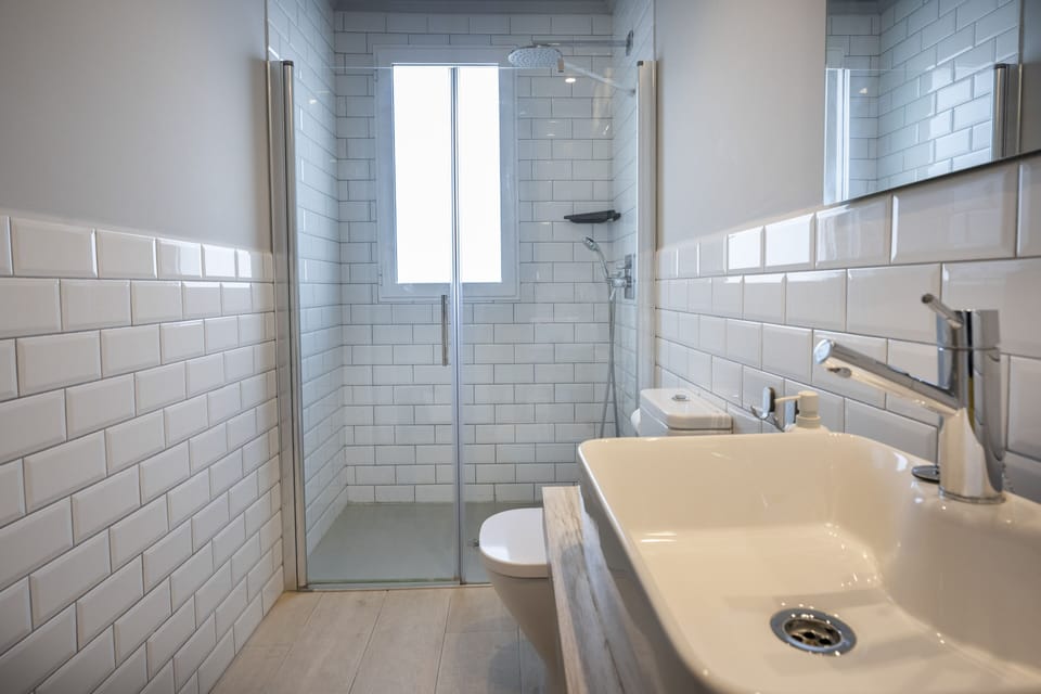 Triple Room | Bathroom | Shower, rainfall showerhead, free toiletries, hair dryer