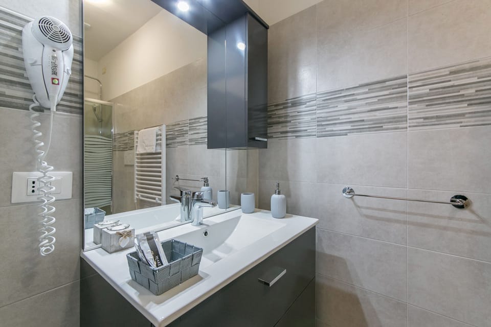 Deluxe Room (Room 1) | Bathroom | Shower, rainfall showerhead, free toiletries, hair dryer