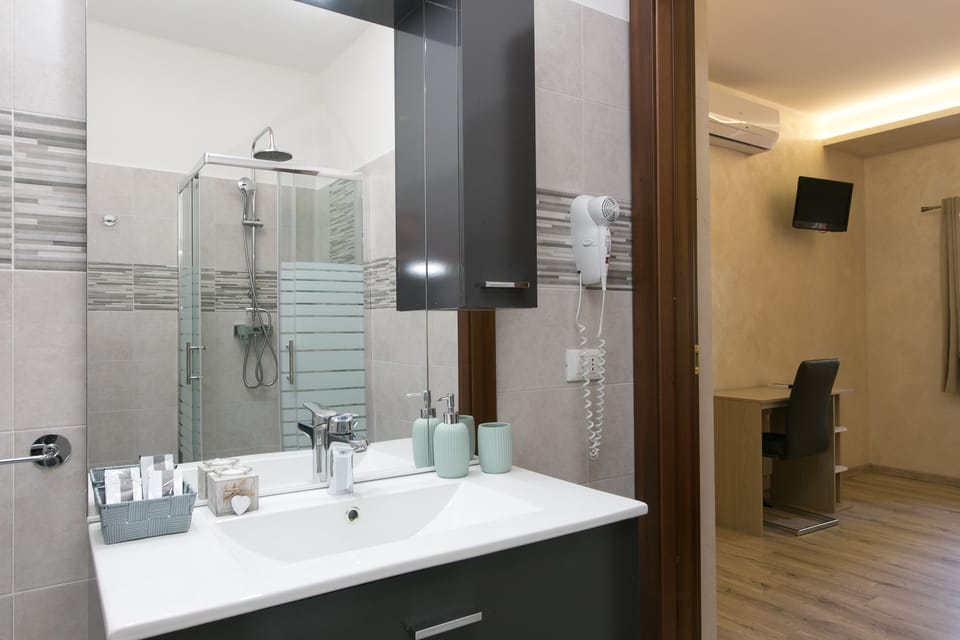 Deluxe Room (Room 3) | Bathroom | Shower, rainfall showerhead, free toiletries, hair dryer