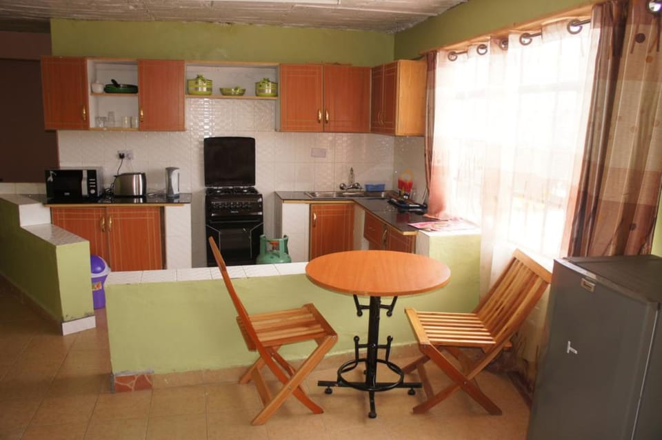Apartment, 3 Bedrooms | Private kitchen | Fridge, microwave, oven, stovetop
