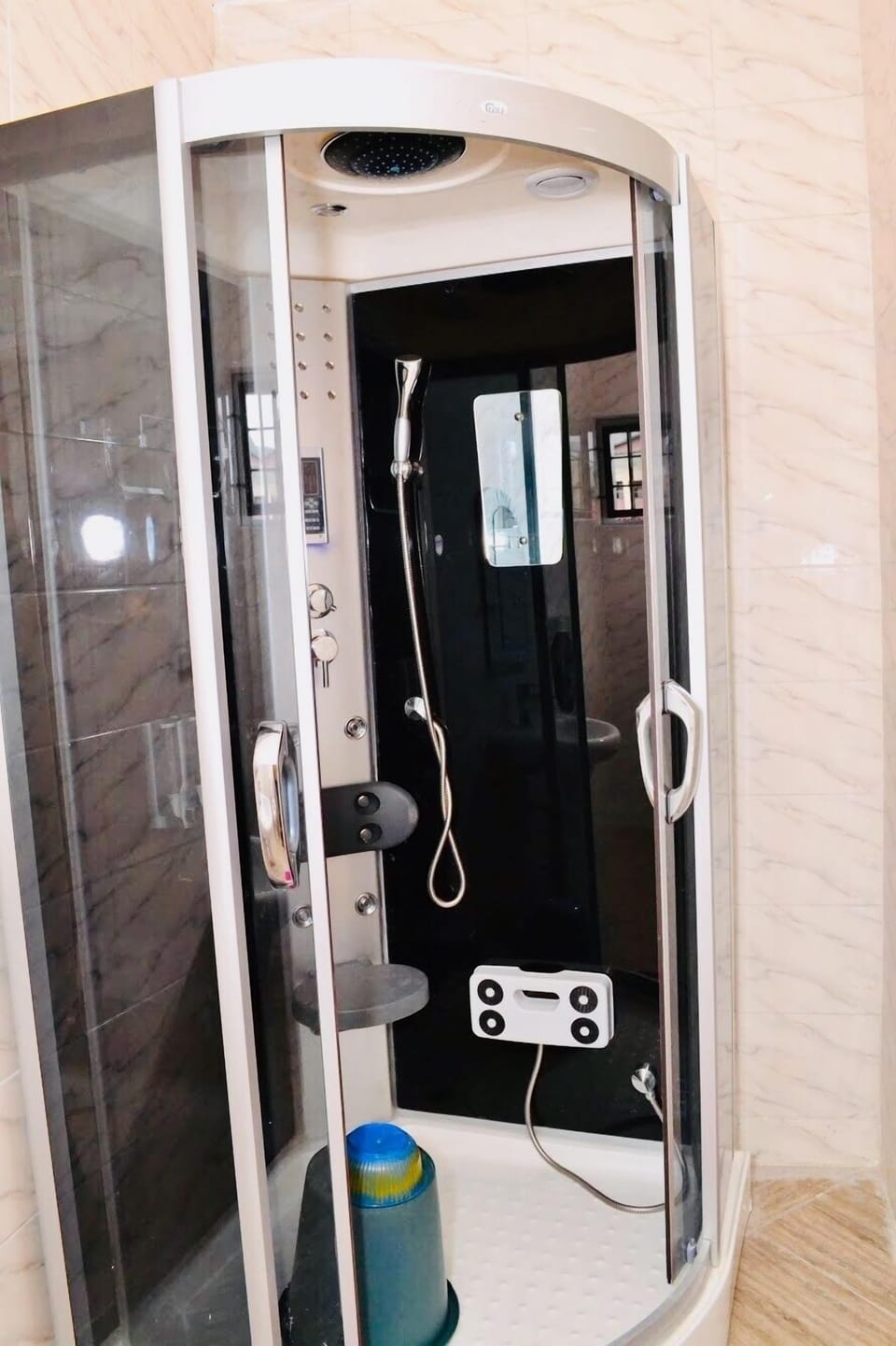 Executive Room, 1 Queen Bed | Bathroom shower