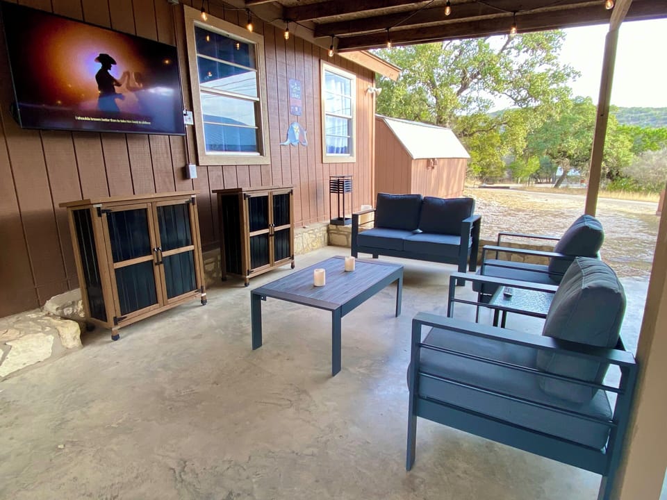 Rusty Rio - Texas style lounge overlooks the mountain range.