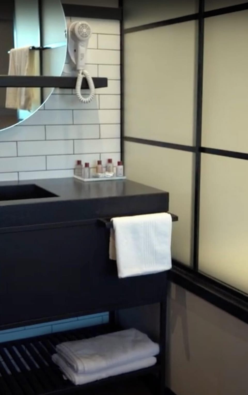 Superior Suite | Bathroom | Free toiletries, hair dryer, towels, soap