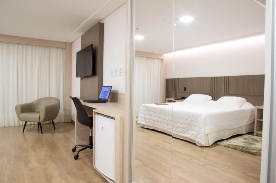 Deluxe Room | Hypo-allergenic bedding, minibar, soundproofing, free WiFi