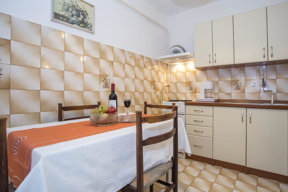 Standard Apartment, 3 Bedrooms (0129) | In-room dining