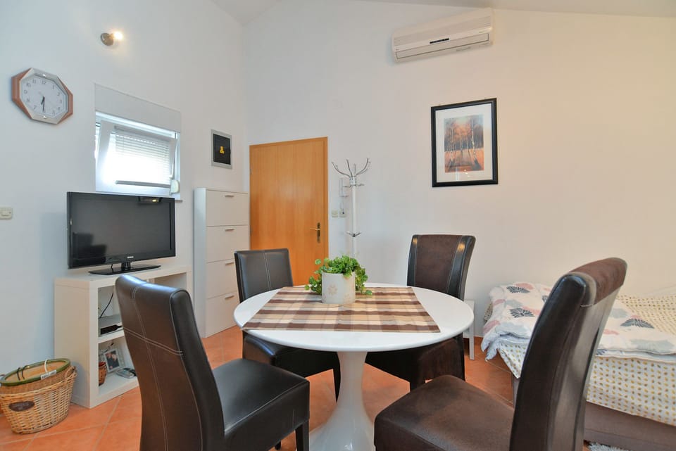 Standard Apartment, 1 Bedroom (0154) | In-room dining