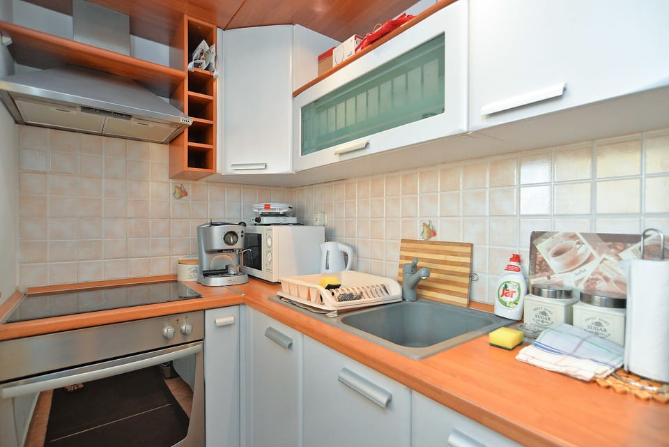 Standard Apartment, 1 Bedroom (0154) | Private kitchen | Fridge, microwave, coffee/tea maker, electric kettle
