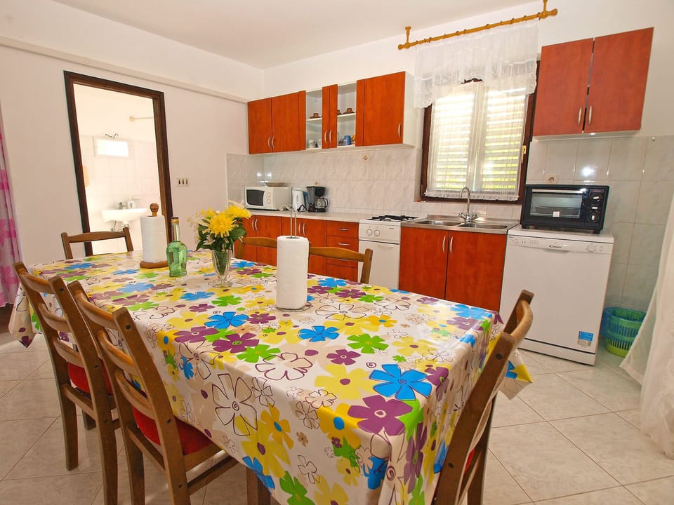 Standard Apartment, 4 Bedrooms (603/1448) | Private kitchen | Fridge, oven, stovetop, cookware/dishes/utensils