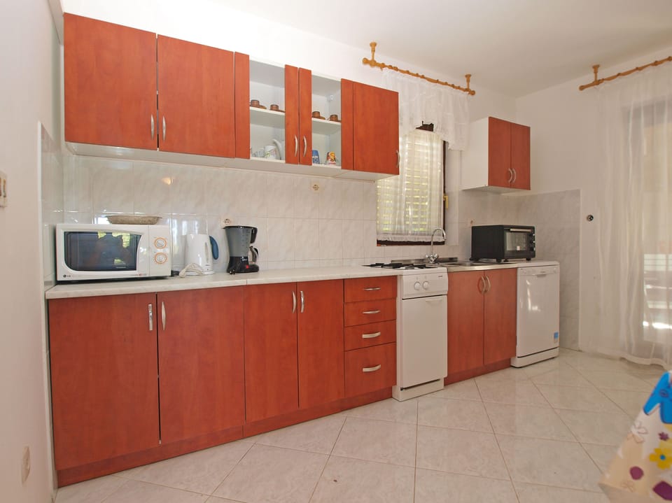 Standard Apartment, 4 Bedrooms (603/1448) | Private kitchen | Fridge, oven, stovetop, cookware/dishes/utensils