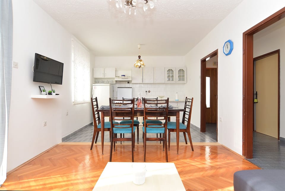 Standard Apartment, 3 Bedrooms (0184) | Private kitchen | Fridge, coffee/tea maker, electric kettle