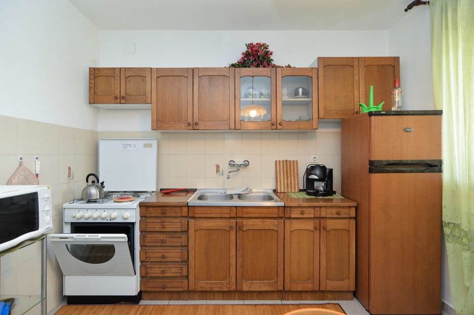 Standard Apartment, 2 Bedrooms (0194) | Private kitchen | Fridge, microwave, coffee/tea maker, electric kettle