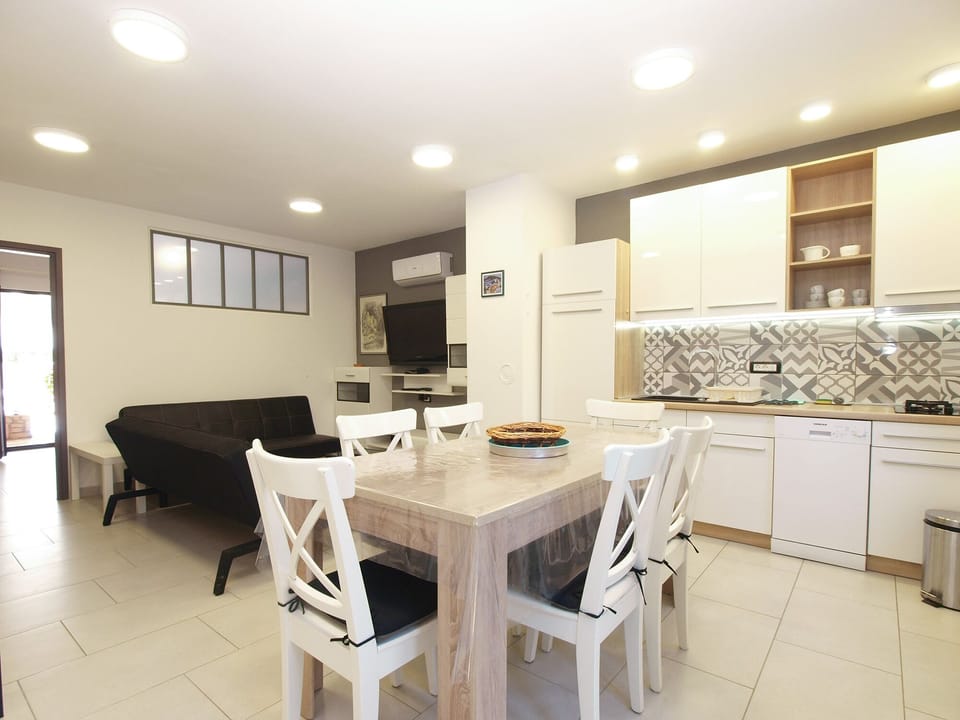 Standard House, 4 Bedrooms (0214) | Private kitchen | Fridge, microwave, oven, stovetop