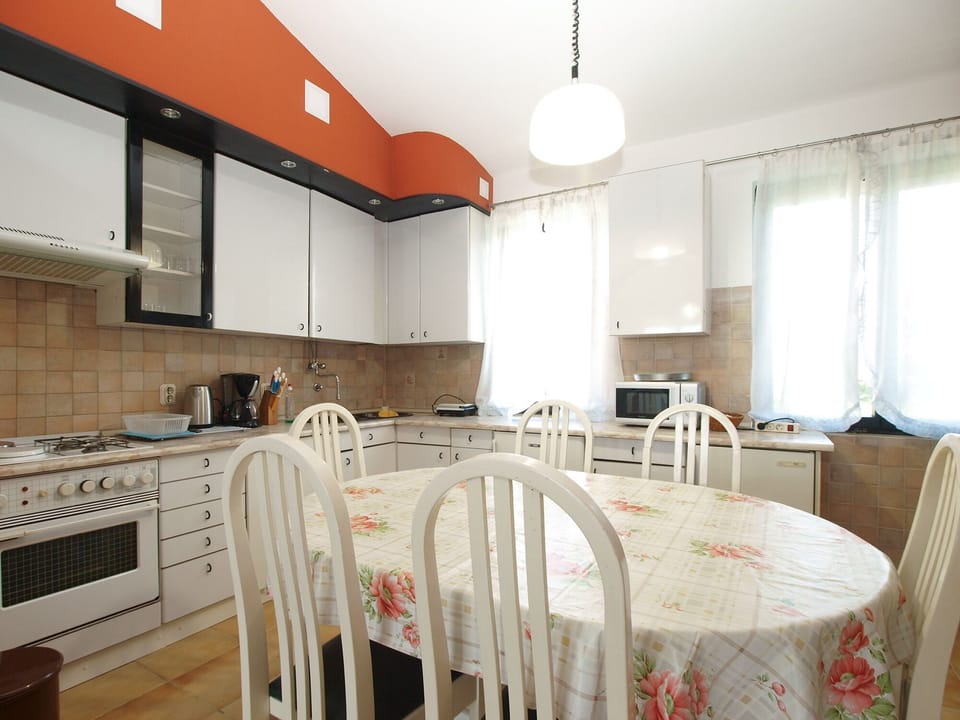 Standard House, 4 Bedrooms (0214) | Private kitchen | Fridge, microwave, oven, stovetop